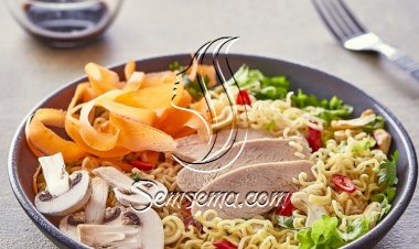 سلطة الدجاج مع النودلز