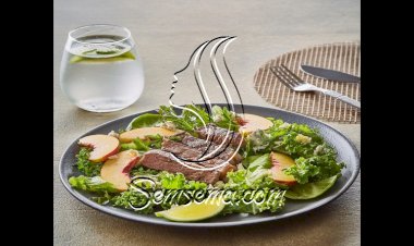 سلطة ستيك بالخضار والخوخ