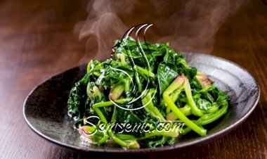 سبانخ بزيت الزيتون والفلفل الحار