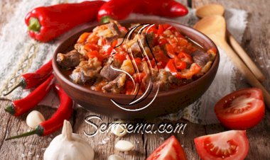 لحم الخروف المطهو بالطماطم والفلفل الأحمر