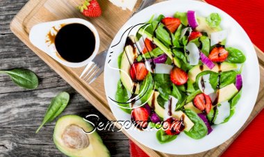 سلطة السبانخ بالأفوكادو والفراولة