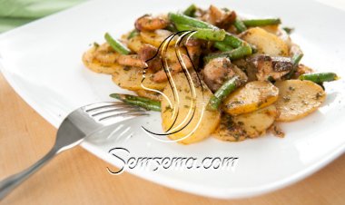 بطاطس محمرة مع الفاصوليا الخضراء والأعشاب