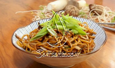 نودلز بالفطر على الطريقة الآسيوية