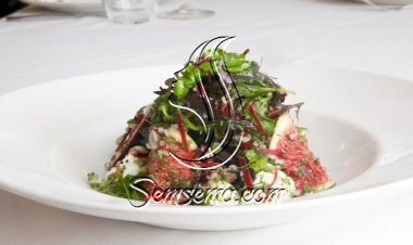 سلطة التين وجبن الماعز