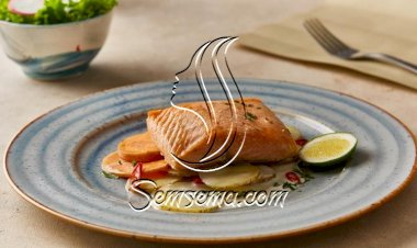 سلمون مشوي بالبطاطس وحليب جوز الهند