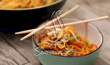 نودلز الخضار على الطريقة الأصلية بالفيديو