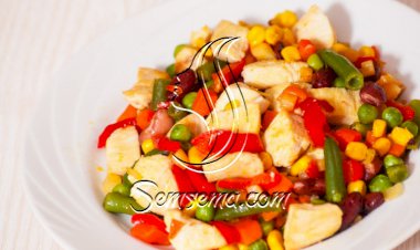 سلطة الدجاج مع الخضار المسلوقة