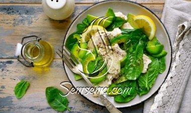 سلطة الدجاج بالسبانخ والأفوكادو