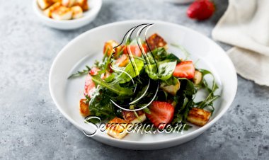 سلطة الجبن الحلوم بالفراولة والسبانخ