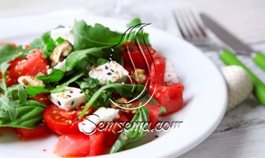 سلطة الطماطم بالريحان وجبن الفيتا
