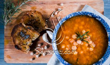 شوربة الطماطم بالحمص والسبانخ