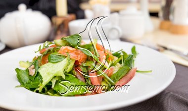 سلطة الأفوكادو والسلمون