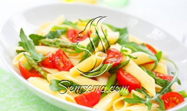 سلطة المكرونة بالهليون والطماطم