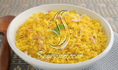 أرز بالدجاج والكاري والبصل