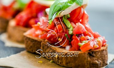 خبز محمص بالطماطم وخل البلسمك