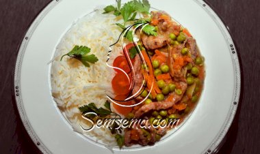 يخنة البازيلاء والجزر مع صلصة الرو