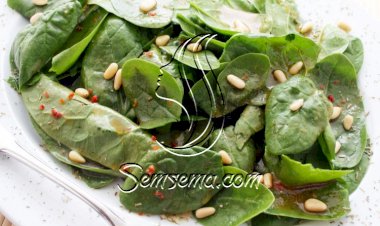 سلطة السبانخ بالصنوبر للرجيم