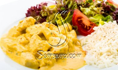 صدور الدجاج مع صوص الكاري والكمون