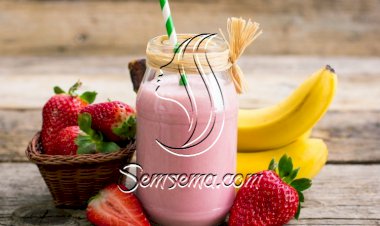 سموذي الزبادي بالموز والفراولة