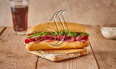 سندويش اللحم المدخّن مع الجبن بالأعشاب