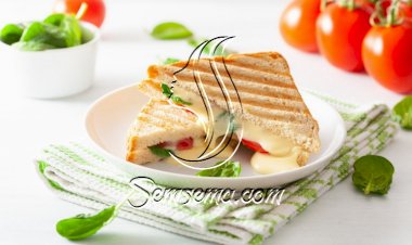ساندويش الجبن مع الطماطم والسبانخ للفطور