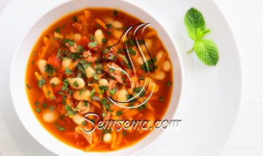 شوربة الطماطم بالدجاج والفاصوليا البيضاء