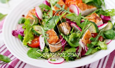 سلطة دجاج مشوي بالخضار