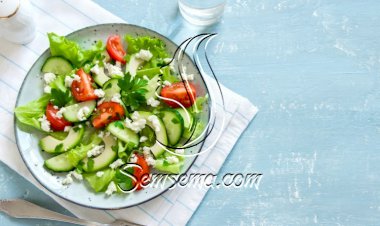 سلطة الأفوكادو بالخضار والجبن