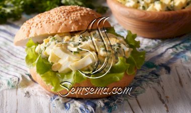 ساندويش البيض مع الخس والمايونيز