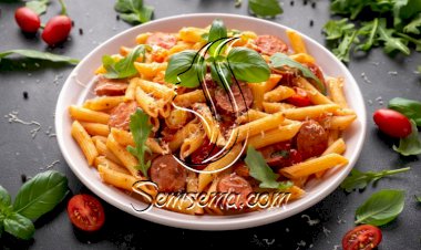 مكرونة بالنقانق والصلصة