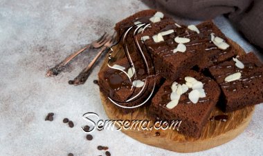 كيكة الشوكولاتة باللوز والزبادي