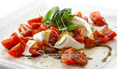 سلطة جبن الموزريلا والطماطم بالريحان