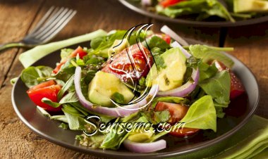 سلطة الأفوكادو بالأرضي شوكي والطماطم