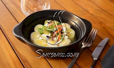 الكرّاث بزيت الزيتون مع الطماطم