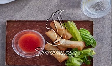 سبرينج رول مع صلصة الفلفل الحلو