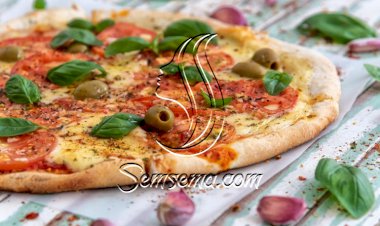 البيتزا بالموزريلا والريحان