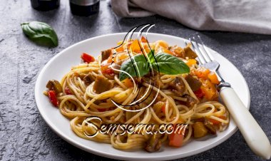 مكرونة بالباذنجان والطماطم