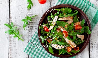 سلطة الدجاج بالجرجير والطماطم الصحية