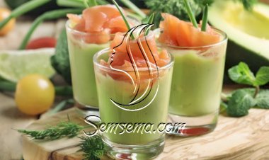 سلمون مدخن مع صلصة الأفوكادو لمقبلات فاخرة