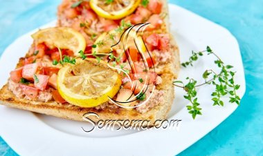 توست محمص بالتونة والطماطم