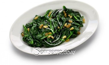 سبانخ بالزيت مع الصنوبر والزبيب