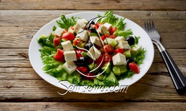 سلطة خضار مشكلة بالجبن الأبيض
