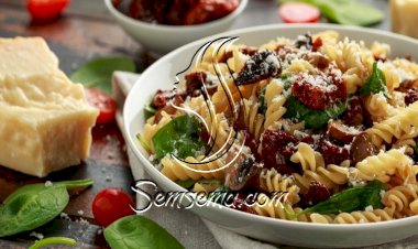 باستا مع البندورة المجفّفة والسبانخ