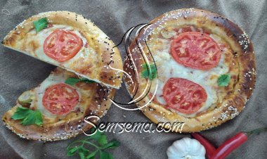 بيتزا بالطماطم والموزاريلا للسحور