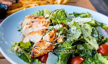 سلطة الدجاج بجبن البارميزان للسحور