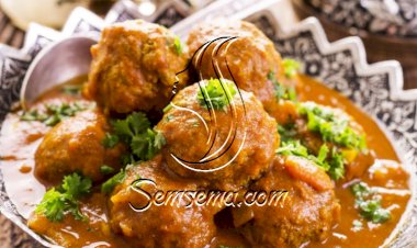 كفتة بصوص الطماطم والكاري