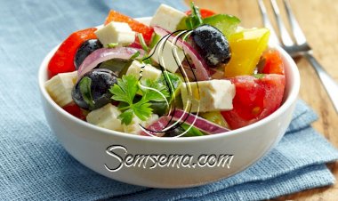 سلطة يونانية على طريقة المطاعم