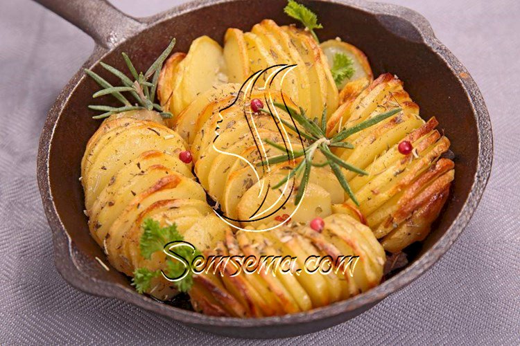 صينية بطاطس بالبصل والأعشاب للنباتيين