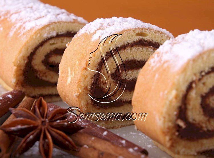 طريقة عمل سويسرول بصوص الشيكولاتة والمكسرات