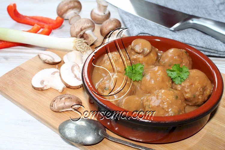 طريقة عمل كرات اللحم بصوص المشروم